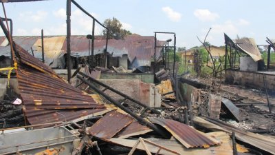 大火烧毁10间房屋，导致28人流离失所。