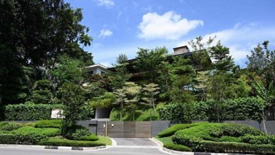 面向新加坡植物园的50号古鲁尼路优质洋房，所处地势较高，可俯瞰植物园，有室内瀑布、花园和泳池，交易价估计将超过4100万新元（约1亿2300万令吉）。