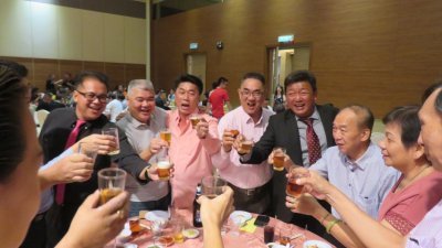 颜子霖（右4）在森美兰酒商公会主办庆祝成立57周年纪念联欢晚宴上，与会员们欢乐地互相交流。