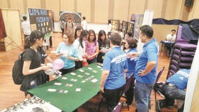 马来西亚信心戒赌会辅导员不时会到校园接触年轻人，宣导戒赌活动。