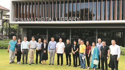 袁明（左7起）于周六下午在林冠英及魏舜才等人陪同下，参观槟州数码图书馆，并希望未来能为该图书馆带来5G科技。