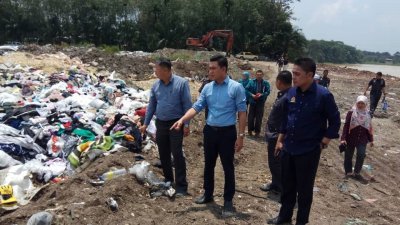 陈国耀（左起）率领官员查封非法垃圾场。