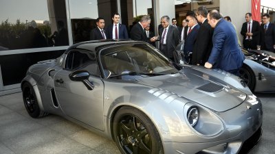 首相敦马哈迪（中）在访问伊斯坦堡萨比哈格克琴国际机场时，观赏土耳其公司Onuk所制造的超级跑车。