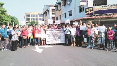 居民周日举办和平请愿行动，冀望加影市议会取消向居民落实停车收费制。