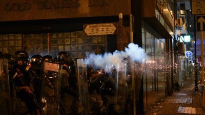 香港警方周日晚向示威者发射多枚催泪弹清场，但向下发射的手法遭批评有如暗杀，抵触国际做法。