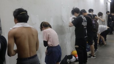 香港警方周日晚强力清场，期间身穿黑衣的示威者换上其他颜色的衣服。有学者建议，抗争者应见好就收，著眼于更长远的目标并作准备。