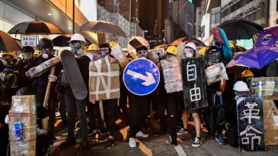 香港“反送中”运动渐趋激进化，中国官媒评论也愈趋强硬，把示威等同于颜色革命和外国势力干预香港事务，并指国家力量可随时协助香港。