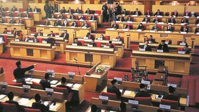 霹州议会上周二（23日）通过强制州议员申报财产的动议，惟有关动议却引起反对党议员的不满，认为应该要直接向反贪会申报财产，而非透过议长。