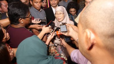 旺阿兹莎（中）认为，阿兹敏阿里不应该以政务繁忙为由，而缺席党内会议，她更以马哈迪为例子，指敦马即便再忙，也不会忽略党务。