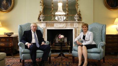 英国首相约翰逊（左）周一到访苏格兰，在爱丁堡与苏格兰首席部长斯特金会谈。