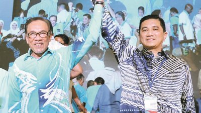 人民公正党主席安华（左）与署理主席阿兹敏阿里的矛盾升级，往日一条心握手高举的情况，何时重现人前？