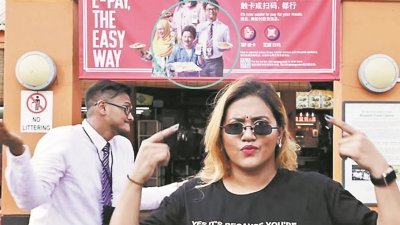 新加坡网红普丽蒂（前）与哥哥苏峇士（红）制作说唱视频反击种族刻板印象广告，引起新加坡政府关注。
