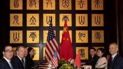 中国副总理刘鹤（右）与美国的财政部长姆努钦（左起）、贸易代表莱蒂泽，周三在上海市西郊宾馆会议中心展开贸易谈判前，一同合照。