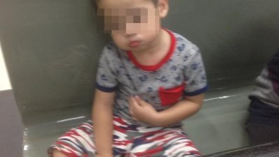 3岁大的孩子被人发现独自坐在大道休息站饮食店的椅子，因此向警方做出投报。