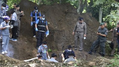 泰国警方去年发现死者尸体的情况。