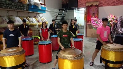 马来西亚龙田武术龙狮团结合传统狮鼓及近代水鼓，打造新式鼓乐表演。