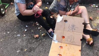 两名中国籍妇女涉及迷魂党诈骗案，在美佳乐花园早上走动时，被民众认出，气愤地扔掷蔬果、鸡蛋，还出手殴打。