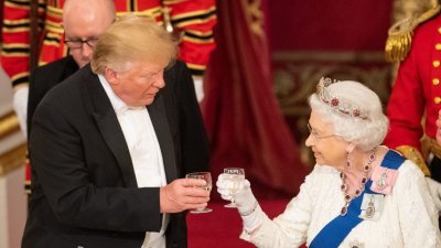 英国女王伊丽莎白二世（右）和美国总统特朗普在国宴上互相祝酒。
