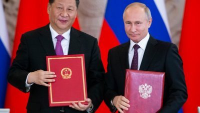 中国国家主席习近平（左）与俄罗斯总统普京周三在克里姆林宫会谈，双方同意提升两国关系，并签署和交换文件。