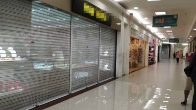 位于大学城永旺广场的金店周四遭遇劫案，店家已拉下铁门，停止营业。