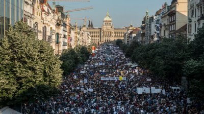 捷克周二的示威人潮站满整个瓦茨拉夫广场，该地在天鹅绒革命期间亦曾举行大型示威活动，对该国民众别具历史意义。示威者指总理巴比什（小图）窃国自肥、骑劫国家政权和挟持人民。