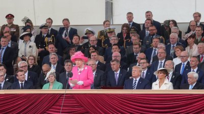 英女王伊丽莎白二世，在英格兰南岸朴茨茅斯举行的诺曼底登陆日75周年典礼上致辞。出席典礼的领导人包括法国总统马克龙（前排左2起）、英国首相特丽莎梅、美国总统特朗普和马拉尼亚夫妇、澳洲总理莫里森（第2排左5）。