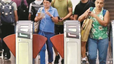 乘客如今可以使用“免接触式”威士卡（VISA）支付新加坡地铁和巴士车资。