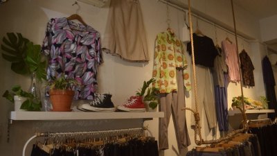 店内备有冷气及更衣室，为顾客提供舒适的环境，选购复古风格的二手日系女装。