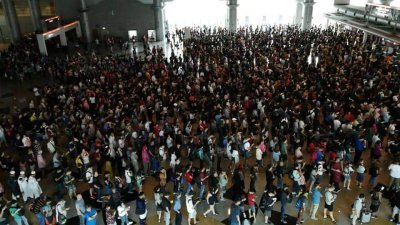 周六的新山关卡入境大厅挤满大量人潮，通关民众自嘲仿佛开演唱会。（图取自面子书）