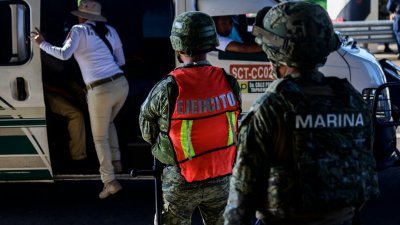 一辆客车在墨西哥恰帕斯州塔帕丘拉郊区的检查站被截停，移民官员上车校验乘客的文件。墨西哥同意加强遏止非法移民，其中包括派遣国家卫队到全国各地，并锁定南方边界。