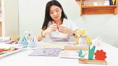 许晓彤在折纸过程中感到心情获得疗愈，不只是把折纸手艺当成兴趣，也成了职业。