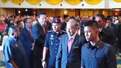 马哈迪（前排右2）在保镖拥护下，抵达马六甲行政大厦礼堂，与甲州公务员会面。