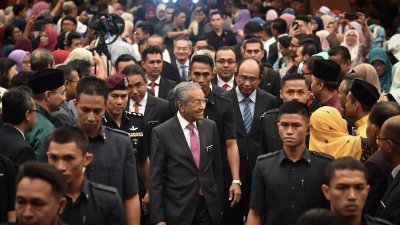 首相敦马哈迪（中）周一莅临马六甲与甲州公务员会面交流。
