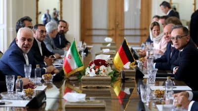 波斯湾紧张情势升温，德国外长马斯（右）周一赴德黑兰斡旋，期间与伊朗外长扎里夫会晤。
