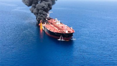 伊朗外长扎里夫周四指出，油轮攻击事件发生在日本首相安倍晋三和伊朗最高精神领袖哈梅内伊“广泛和友善的对话”之际，形容事件“有可疑”，要求区域对话化解紧张关系。这是Front Altair号油轮在阿曼湾怀疑遭不明鱼雷击中起火。