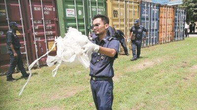397个洋垃圾货柜滞留槟城，不仅加重码头运用机构的负担，一些货柜更暂时被迁移安置在关税局员工宿舍的空地。（档案照）