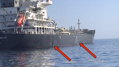 美国中央司令部当地时间周五发放照片，称遇袭油轮Kokuka Courageous有疑似鱼雷的物体（右箭头）。左箭头则为受损大洞。