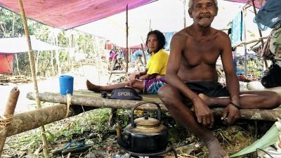 因出现峇迪族原住民的“不速之客”，逾150位原本定居在柏落河一带的半岛原住民（Semaq Beri），从两周前开始，陆续从柏落河搬迁至甘榜革东的临时居住地。