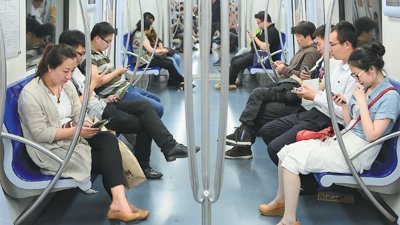 乘客在公共交通上只顾著滑手机，已成了司空见惯的现象。 
