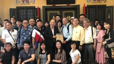 台湾高雄师范大学参访团访问马来西亚华人博物馆，吴德芳（次排左4）赠送《马来西亚华人博物馆史料汇编》予利亮时（左5）。
