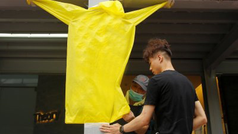 35岁梁姓男子周六晚在金钟太古广场高处悬挂示威横额时，坠楼送医不治死亡，周日上午许多香港民众到场致意，有民众在旁挂上雨衣悼念，并控诉警方和特首林郑月娥。