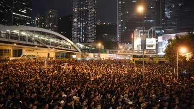 香港民众周二再度上街游行，并提出诉求包括收回修例、要求特首下台、收回“暴动”定义等。抗议民众当晚聚集在香港市中心示威，放眼望去尽是密密麻麻的人潮，场面壮观。