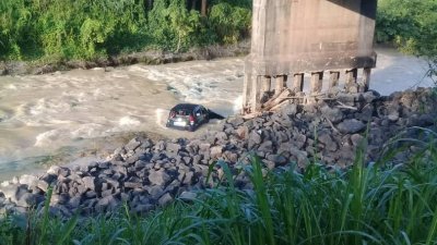 瓜拉吉底巴当居林村庄桥梁又再发生轿车坠河事件，坠河的迈威轿车仍卡在河中，等待有关当局捞起。