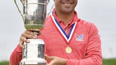 35岁的美国球手加里-伍德兰德周日在美国高尔夫球公开赛以3杆优势夺冠，赢得个人职业生涯第一个大满贯冠军。