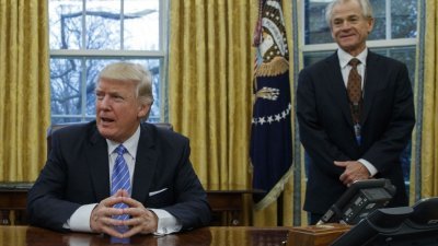 白宫贸易办主任纳瓦罗（右）被视为是总统特朗普的贸易政策军师，提倡用高关税来狙击“伤害”美国经济的国家。