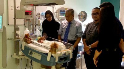 首相敦马哈迪在结束三天访英行程前，抽空探望上周在伦敦成功切除恶性肿瘤的8个月大的女婴艾努玛蒂雅。