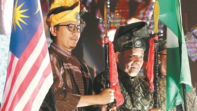 身穿马来武士服饰的端依布拉欣（右）及莫哈末卡里尔（左），以插置长矛方式为伊青团大会开幕。