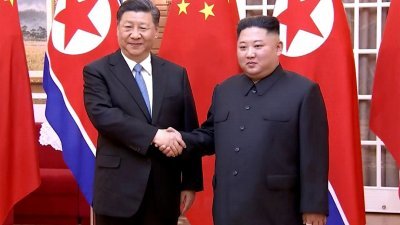 今年适逢中国与朝鲜建交70周年，中国国家主席习近平（左）周四到访朝鲜，与朝鲜最高领导人金正恩会谈，并于当天展开为期两天的国是访问。