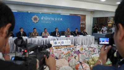 泰国反毒当局日前在曼谷举行记者会，宣布缴获1.5吨冰毒。这些毒品据信将送往马来西亚、澳洲、日本和韩国。