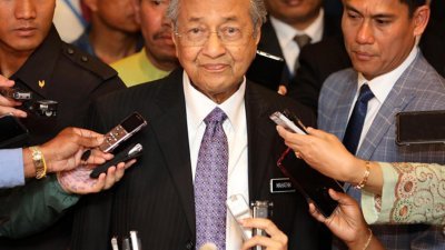 敦马哈迪指出，他对马航MH17航班空难的调查感到不满，并认为充满政治动机。